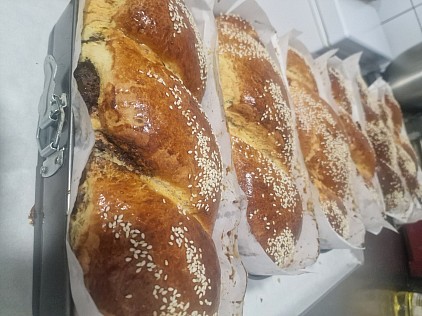 Cozonaci artizanali, proaspeți și pufoși, cu o umplutură generoasă.